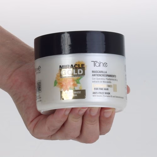 TAHE - MIRACLE GOLD ANTI FRIZZ MÁSCARA CABELOS FINOS 300ML Milagre anti-frizz Com Queratina, Provitamina B5 e extrato de Camomila. Máscara antiencrespamento, disciplina os cabelos encrespados e finos. Hidratação profunda, volume, brilho intenso e suavidade infinita. Não deixa o cabelo pesado. Aplicar a quantidade necessária no cabelo lavado e húmido. Massajar com a ponta dos dedos e deixar atuar 2 minutos. Passar abundantemente por água. Usar 2 vezes por semana.
