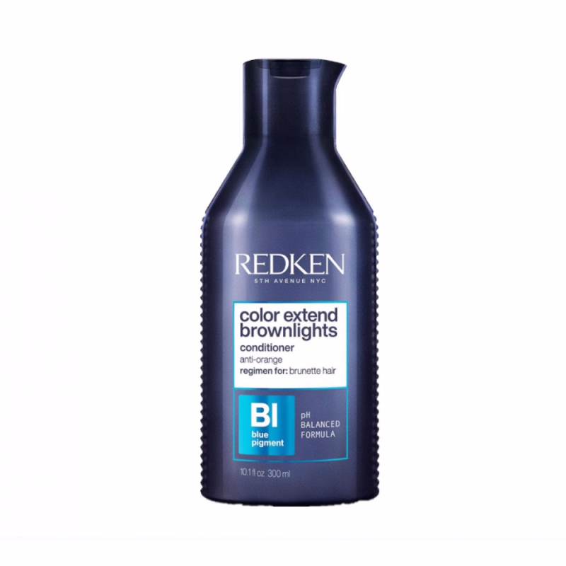 Redken Color Extend Brownlights Condicionador de tratamento capilar com pigmento azul para morenas, que procuram neutralizar tons quentes e prolongar os tons frios existentes. Um condicionador sem sulfatos com pigmento azul para neutralizar acobreados e subtons alaranjados que aparecem nos cabelos castanhos naturais ou com madeixas. Ajuda a tonalizar e a manter os tons castanhos, cabelo lavado e limpo sem desvanecer a cor. Tecnologia progressiva de depósito de cor, ou seja, em cada lavagem deposita a quantidade certa de pigmento azul no cabelo