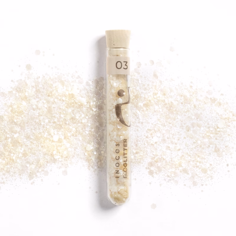 INOCOS - BIOGLITTER 03 Pérola Mix Glitter Biodegradável REF. 87.01.041 Apresentamos-te o Bioglitter INOCOS 03 Pérola Mix 2.4mm, 1mm e 0.4mm. Características: - Glitter biodegradável e ecológico. - Formulação à base de plantas. - Sem plástico na sua composição. - Seguro para aplicação em unhas e pele. - Textura fina e aderência uniforme. - Brilho intenso, duradouro e versátil. - Disponível em 12 variedades diferentes.