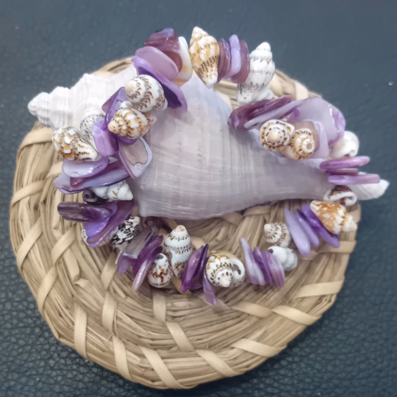 Pulseira Boho #01 Roxa Búzios Artesanal Estilo Design de estilo boémio-chic, ideal para férias na praia Cor Roxas e Brancas Material Conchas de Búzios, Madrepérola e Conchas em formato de cone Limitado ao stock existente