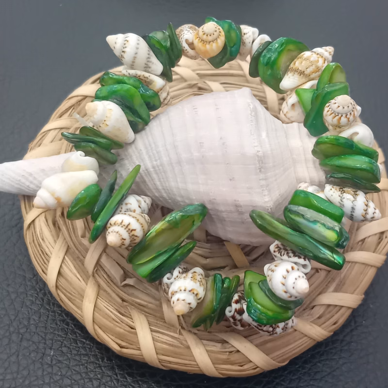 BIJUTERIA - Pulseira Boho #02 Artezanal Estilo Design de estilo boémio-chic, ideal para férias na praia Cor Verde e Branca Material Conchas de Búzios, Madrepérola e Conchas em formato de cone Limitado ao stock existente