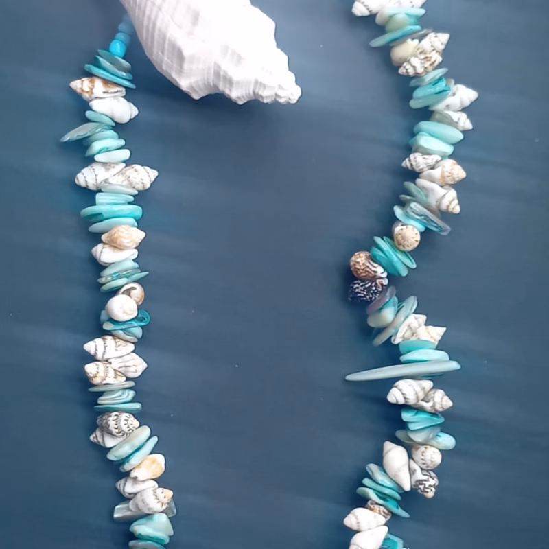 BIJUTERIA - COLAR BOHO #4 Artezanal Estilo Design de estilo boémio-chic, ideal para férias na praia Cor: Turquesa e Azul Esverdeado   Material Conchas de Búzios e pedras howlita turquesa   Limitado ao stock existente