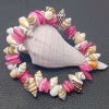 BIJUTERIA – Pulseira Boho #04 Artezanal Estilo Design de estilo boémio-chic, ideal para férias na praia Cor: Fúcsia e Branco Material Conchas de Búzios, Madrepérola e Conchas em formato de cone Limitado ao stock existente