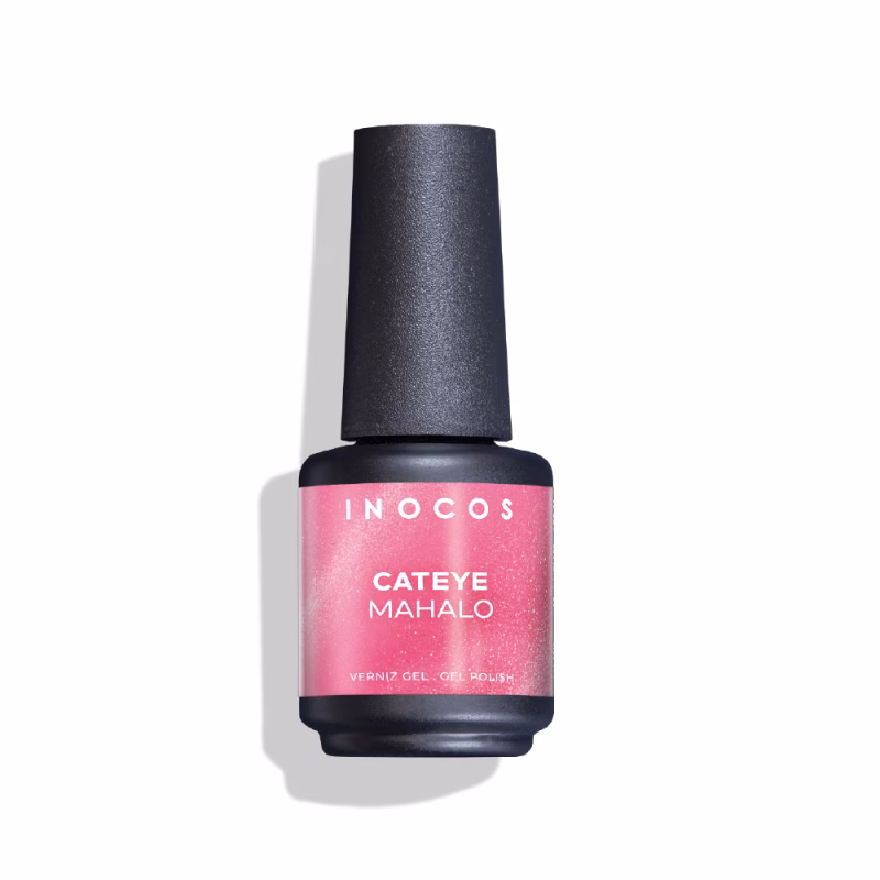 INOCOS - Verniz Gel CATEYENE MAHALO Verniz Gel com fórmula duradoura e pigmentada REF. 91.18.531 Apresentamos-te o Verniz Gel INOCOS Cateye Mahalo da Coleção Cateye Aloha. Cor Rosa Goiaba. Acabamento Brilho/Metalizado. Efeito Semi-Opaco/Leitoso. Detalhes: Verniz Gel Vegan & Cruelty Free Quantidade: 15ml Modo de uso: Após a aplicação da base, aplica uma ou duas camadas finas de Verniz Gel. Catalisa em Lâmpada UV (160s) ou LED (60s). Aplicar uma camada de Cateye e não catalisar. Aproximar o íman da unha para criar o efeito pretendido. Catalisa em Lâmpada UV (160s) ou LED (60s). Finalizar com uma camada de top coat. Catalisa em Lâmpada UV (160s) ou LED (60s).