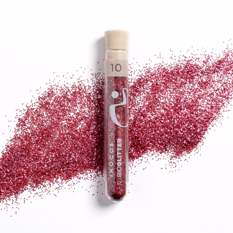 INOCOS - BIOGLITTER 10 Vermelho Glitter Biodegradável REF. 87.01.048 Apresentamos-te o Bioglitter INOCOS 10 Vermelho 0.4mm. Características: - Glitter biodegradável e ecológico. - Formulação à base de plantas. - Sem plástico na sua composição. - Seguro para aplicação em unhas e pele. - Textura fina e aderência uniforme. - Brilho intenso, duradouro e versátil. - Disponível em 12 variedades diferentes.