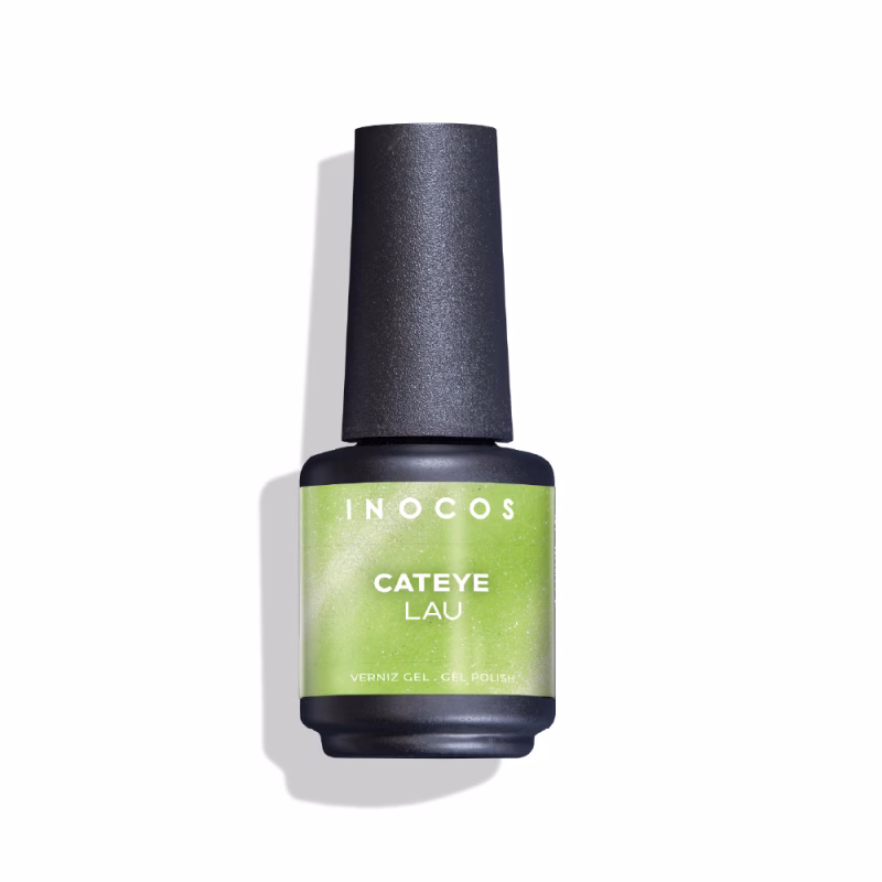 INOCOS - Verniz Gel CATEYE LAU Verniz Gel com fórmula duradoura e pigmentada REF. 91.18.533 Apresentamos-te o Verniz Gel INOCOS Cateye Lau da Coleção Cateye Aloha. Cor Verde Alga. Acabamento Brilho/Metalizado. Efeito Semi-Opaco/Leitoso. Detalhes: Verniz Gel Vegan & Cruelty Free Quantidade: 15ml Modo de uso: Após a aplicação da base, aplica uma ou duas camadas finas de Verniz Gel. Catalisa em Lâmpada UV (160s) ou LED (60s). Aplicar uma camada de Cateye e não catalisar. Aproximar o íman da unha para criar o efeito pretendido. Catalisa em Lâmpada UV (160s) ou LED (60s). Finalizar com uma camada de top coat. Catalisa em Lâmpada UV (160s) ou LED (60s).