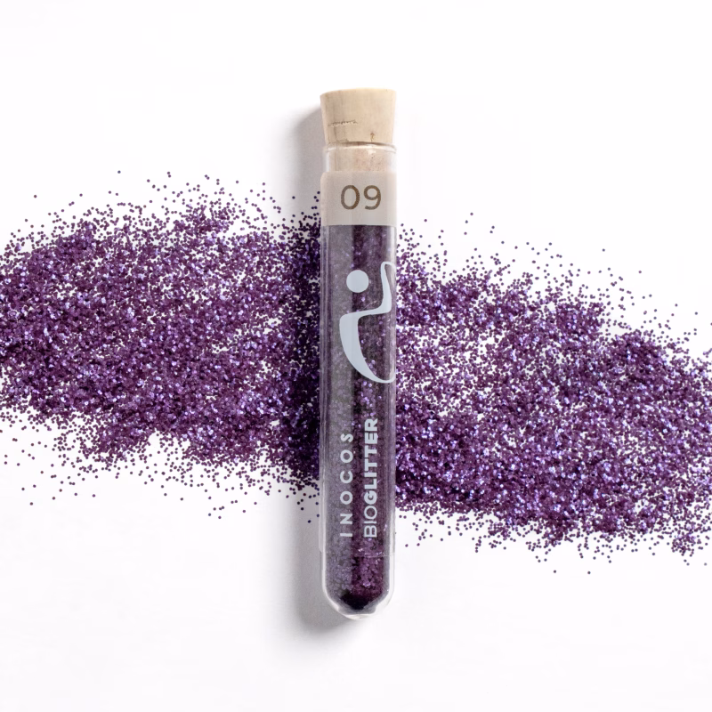 INOCOS - BIOGLITTER 09 Roxo Glitter Biodegradável REF. 87.01.047 Apresentamos-te o Bioglitter INOCOS 09 Roxo 0.4mm. Características: - Glitter biodegradável e ecológico. - Formulação à base de plantas. - Sem plástico na sua composição. - Seguro para aplicação em unhas e pele. - Textura fina e aderência uniforme. - Brilho intenso, duradouro e versátil. - Disponível em 12 variedades diferentes.