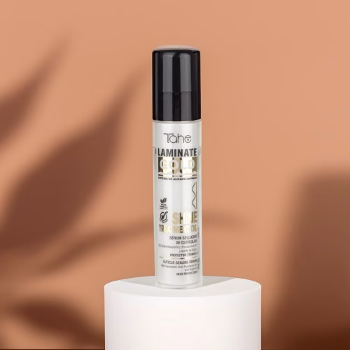 TAHE - Sérum capilar selante da cutícula Laminate Gold Sistema de alisamento laminar Efeito ziper, já que une as escamas do cabelo, protegendo o laminado cuticular do tratamento Laminate Gold Professional System, como resultado conseguimos um cabelo com muito brilho e uma suavidade infinita. Protetor térmico.  Com o cabelo seco, aplicar 2 a 4 dosagens na palma da mão e distribuir de meios a pontas. Pentear para distribuir de forma homogénea por todo o cabelo. Não passar por água.
