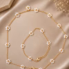 Bijuteria – Conjunto Fio e Pulseira Floral Branco Este delicado conjunto de elos dourados apresenta um encantador motivo floral composto por pequenas contas Branco em formato de margarida. Fio 7€ Pulseira 5€ Limitado ao Stock existente