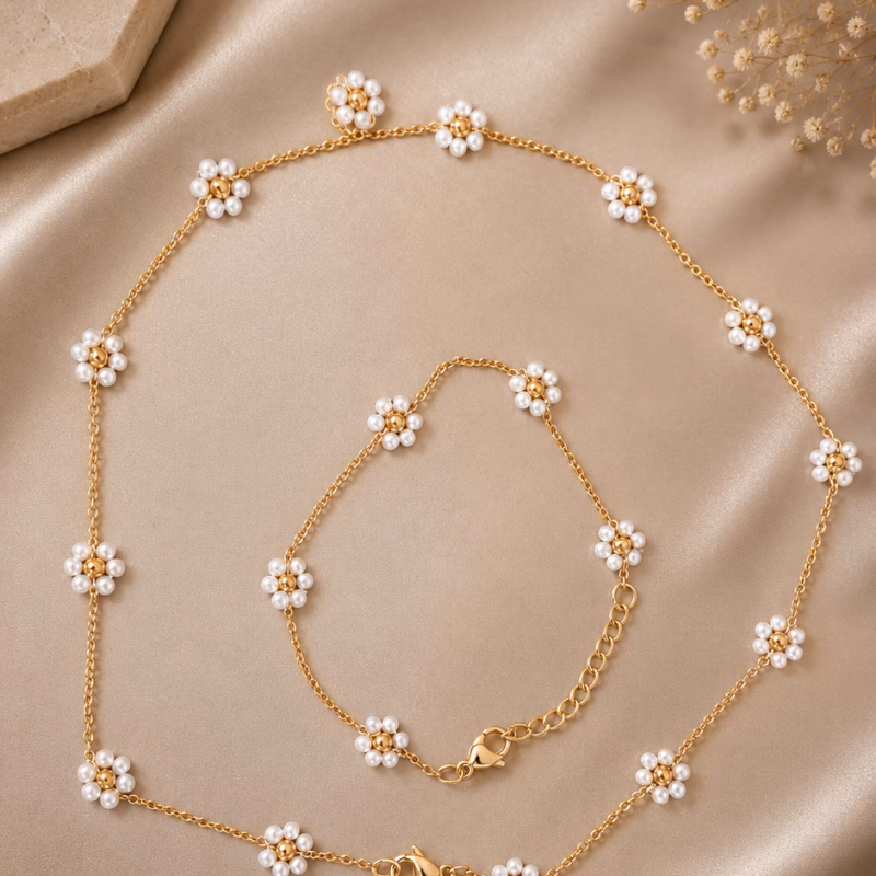 Bijuteria – Conjunto Fio e Pulseira Floral Branco Este delicado conjunto de elos dourados apresenta um encantador motivo floral composto por pequenas contas Branco em formato de margarida. Fio 7€ Pulseira 5€ Limitado ao Stock existente