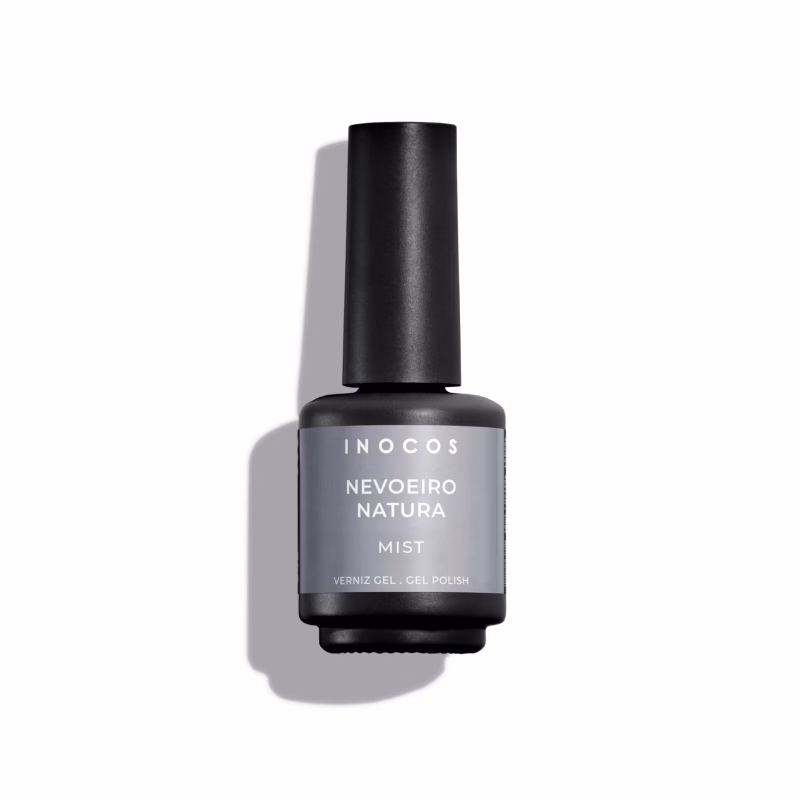 INOCOS - Verniz Gel Nevoeiro Natura Verniz Gel com fórmula duradoura e pigmentada REF. 91.18.542 Apresentamos-te o Verniz Gel INOCOS Nevoeiro Natura da Coleção Natura Lovers Aqua Edition. Cor Cinza Névoa. Acabamento Brilho/Metalizado. Efeito Semi-Opaco/Leitoso. Detalhes: Verniz Gel Vegan & Cruelty Free Quantidade: 10ml Modo de uso: Após a aplicação da Base, aplica uma ou duas camadas finas de Verniz Gel. Catalisa em Lâmpada UV (120s) ou LED (60s). PRECAUÇÕES: USO PROFISSIONAL. EVITAR CONTACTO COM A PELE, PODE PROVOCAR REAÇÃO ALÉRGICA. LER AS INSTRUÇÕES DE USO. MANTER FORA DO ALCANCE DAS CRIANÇAS. ARMAZENAR FECHADO, SEM EXPOSIÇÃO À LUZ.