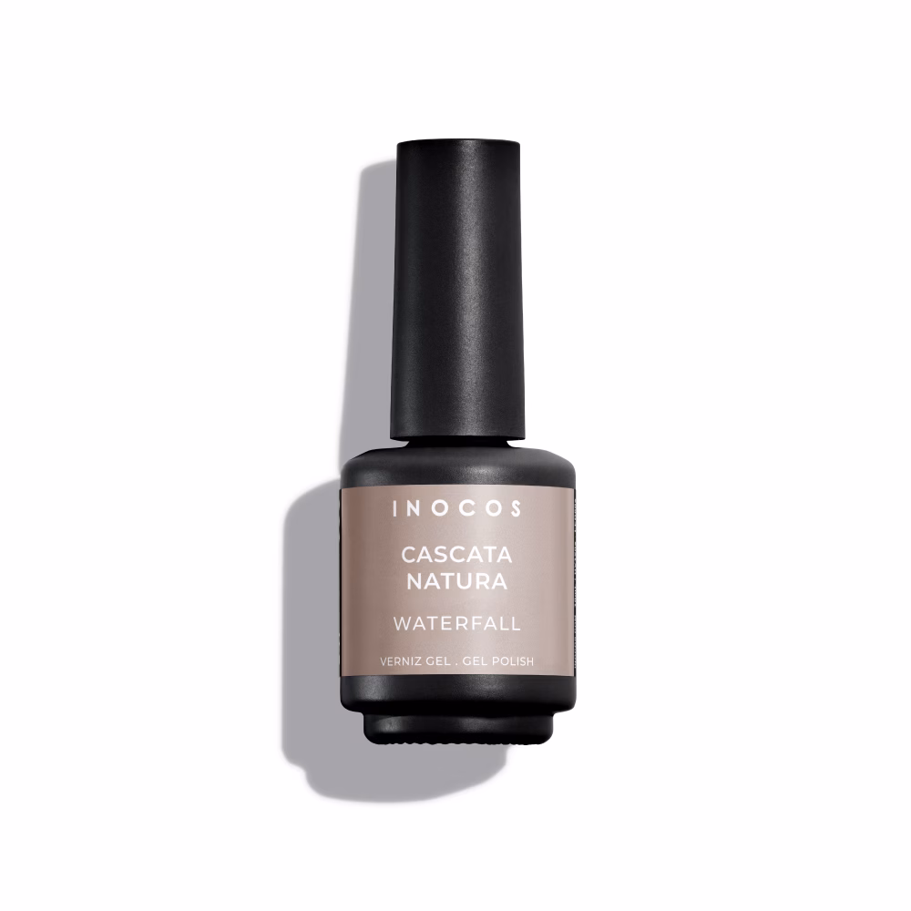 INOCOS - Verniz Gel Cascata Natura Verniz Gel com fórmula duradoura e pigmentada REF. 91.18.541 Apresentamos-te o Verniz Gel INOCOS Cascata Natura da Coleção Natura Lovers Aqua Edition. Cor Nude Seixo. Acabamento Brilho/Metalizado. Efeito Semi-Opaco/Leitoso. Detalhes: Verniz Gel Vegan & Cruelty Free Quantidade: 10ml Modo de uso: Após a aplicação da Base, aplica uma ou duas camadas finas de Verniz Gel. Catalisa em Lâmpada UV (120s) ou LED (60s). PRECAUÇÕES: USO PROFISSIONAL. EVITAR CONTACTO COM A PELE, PODE PROVOCAR REAÇÃO ALÉRGICA. LER AS INSTRUÇÕES DE USO. MANTER FORA DO ALCANCE DAS CRIANÇAS. ARMAZENAR FECHADO, SEM EXPOSIÇÃO À LUZ.