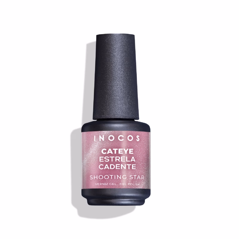 INOCOS - Verniz Gel Cateye Estrela Cadente Verniz Gel com fórmula duradoura e pigmentada REF. 91.18.518 Apresentamos-te o Verniz Gel INOCOS Estrela Cadente da Coleção Cateye Celestial. Cor Rosa Velho. Acabamento Brilho/Metalizado. Efeito Semi-Opaco/Leitoso. Detalhes: Verniz Gel Vegan & Cruelty Free Quantidade: 15ml Modo de uso: Após a aplicação da base, aplica uma ou duas camadas finas de verniz de gel (Cor Branco). Catalisa em Lâmpada UV (160s) ou LED (60s). Aplicar uma camada de Cateye e não catalisar. Aproximar o íman da unha para criar o efeito pretendido. Catalisa em Lâmpada UV (160s) ou LED (60s). Finalizar com uma camada de top coat. Catalisa em Lâmpada UV (160s) ou LED (60s).