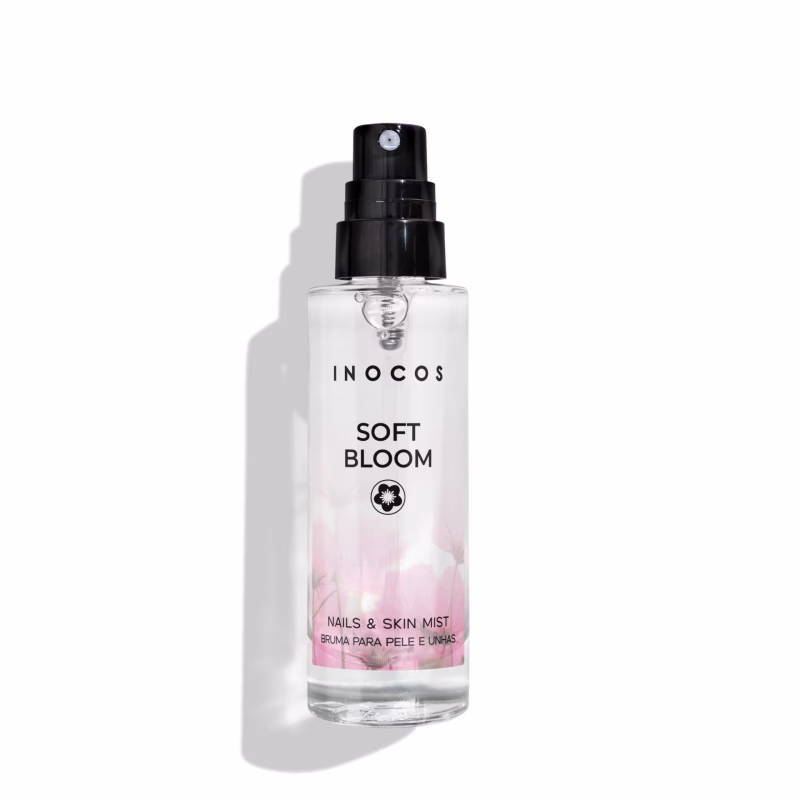 INOCOS - Bruma Soft Bloom Bruma INOCOS para Mãos e Unhas REF. 91.10.055 A Bruma INOCOS para Mãos e Unhas com aroma a Soft Bloom eleva a experiência da manicure a um novo nível de luxo, proporcionando hidratação, suavidade e conforto imediato. De rápida absorção, deixa a pele aveludada e cuidada, sem resíduos oleosos. Características: Hidrata e protege a barreira natural da pele Efeito suavizante e reconfortante Rápida absorção Rica em ácidos gordos essenciais Enriquecida com vitamina F Fortalece a pele e as unhas Reforça a barreira cutânea Modo de utilização: Pulverizar sobre as mãos e unhas e massajar suavemente até completa absorção.