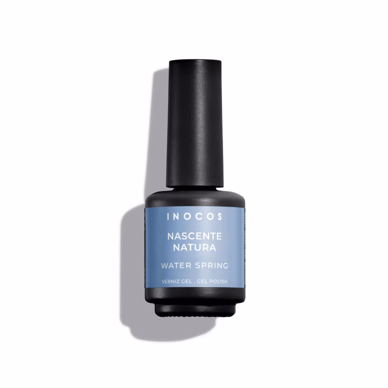 INOCOS - Verniz Gel Nascente Natura Verniz Gel com fórmula duradoura e pigmentada REF. 91.18.543 Apresentamos-te o Verniz Gel INOCOS Nascente Natura da Coleção Natura Lovers Aqua Edition. Cor Azul Sereno. Acabamento Brilho/Metalizado. Efeito Semi-Opaco/Leitoso. Detalhes: Verniz Gel Vegan & Cruelty Free Quantidade: 10ml Modo de uso: Após a aplicação da Base, aplica uma ou duas camadas finas de Verniz Gel. Catalisa em Lâmpada UV (120s) ou LED (60s). PRECAUÇÕES: USO PROFISSIONAL. EVITAR CONTACTO COM A PELE, PODE PROVOCAR REAÇÃO ALÉRGICA. LER AS INSTRUÇÕES DE USO. MANTER FORA DO ALCANCE DAS CRIANÇAS. ARMAZENAR FECHADO, SEM EXPOSIÇÃO À LUZ.