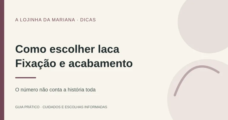 Capa editorial tipográfica: Como escolher laca para o cabelo: fixação e acabamento. Formas geométricas abstratas, sem produtos. (imagem comercial removida do cartão; capa editorial própria mantida).
