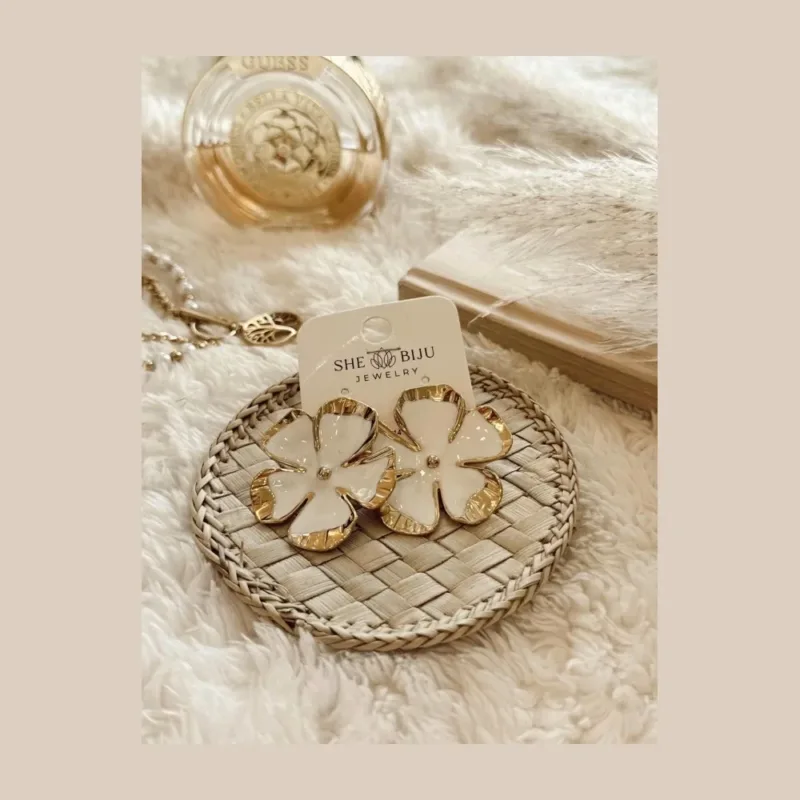 Bijuteria - Brincos Flor Branco e Dourado